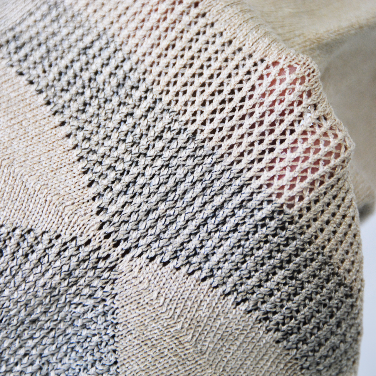 シルク膝ケアサポーター(1枚入り）～遠赤外線効果とシルクの相乗効果