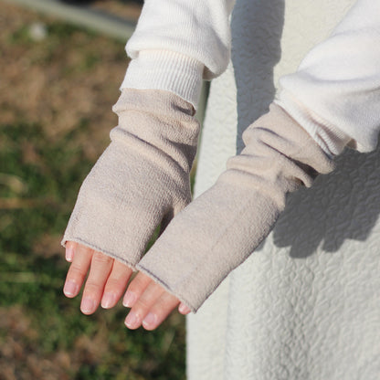 エコシルクハンドウォーマー〜冷えや乾燥から手もとを守ります