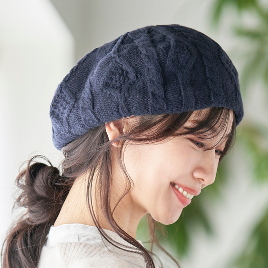 ベレー帽［まるで空気のように、軽くて温かいウール100％］ケーブル編み 縄編み