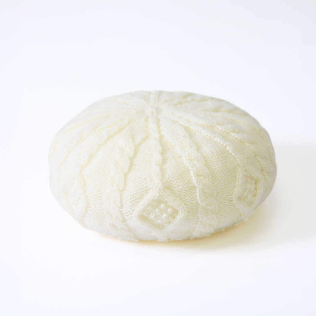 ベレー帽［まるで空気のように、軽くて温かいウール100％］ケーブル編み 縄編み