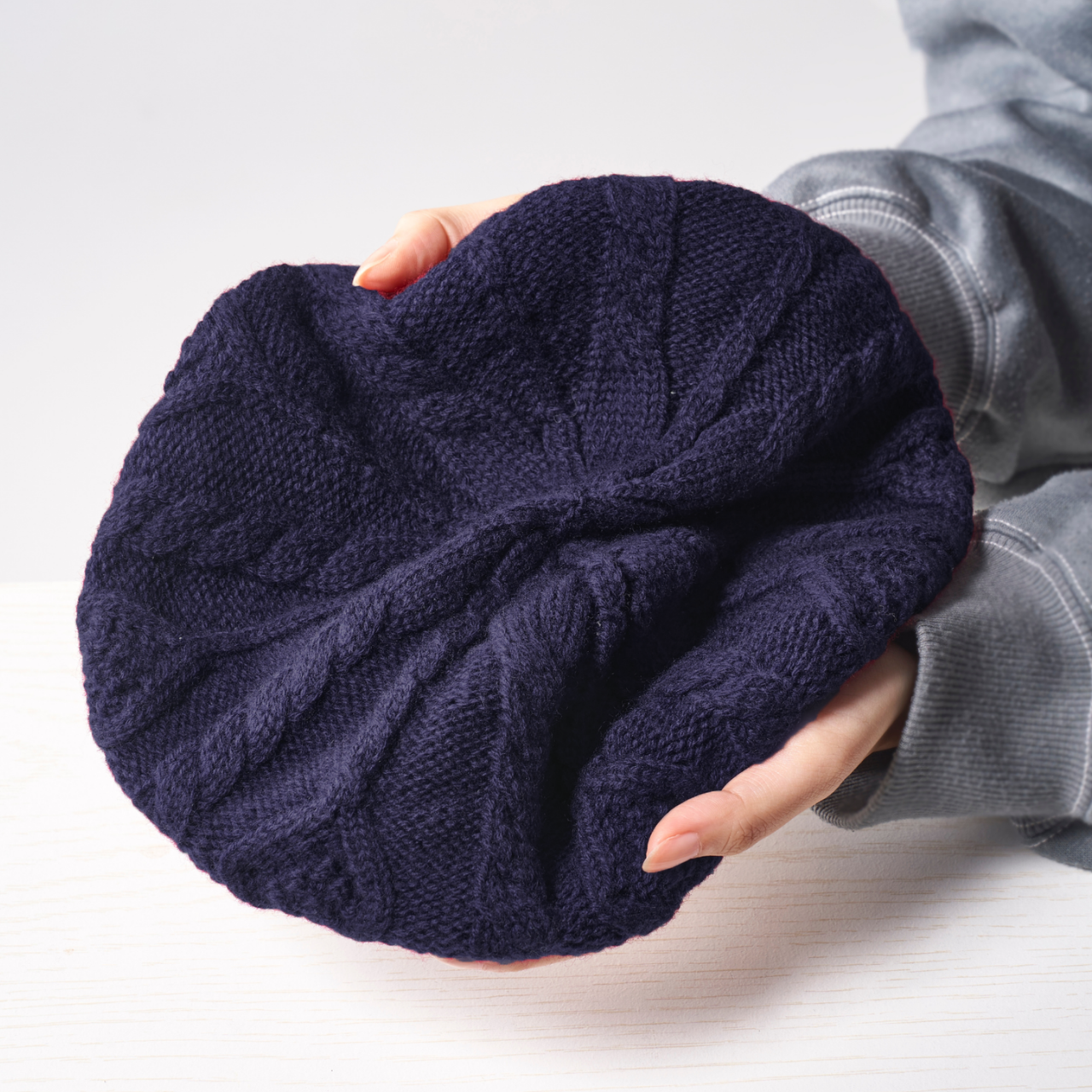 ベレー帽［まるで空気のように、軽くて温かいウール100％］ケーブル編み 縄編み