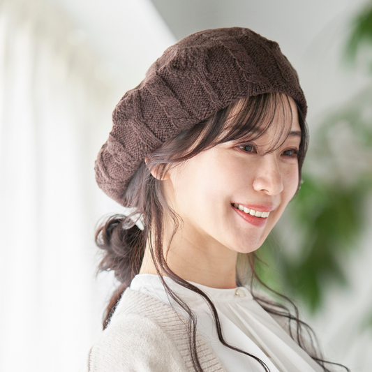 ベレー帽［まるで空気のように、軽くて温かいウール100％］ケーブル編み 縄編み